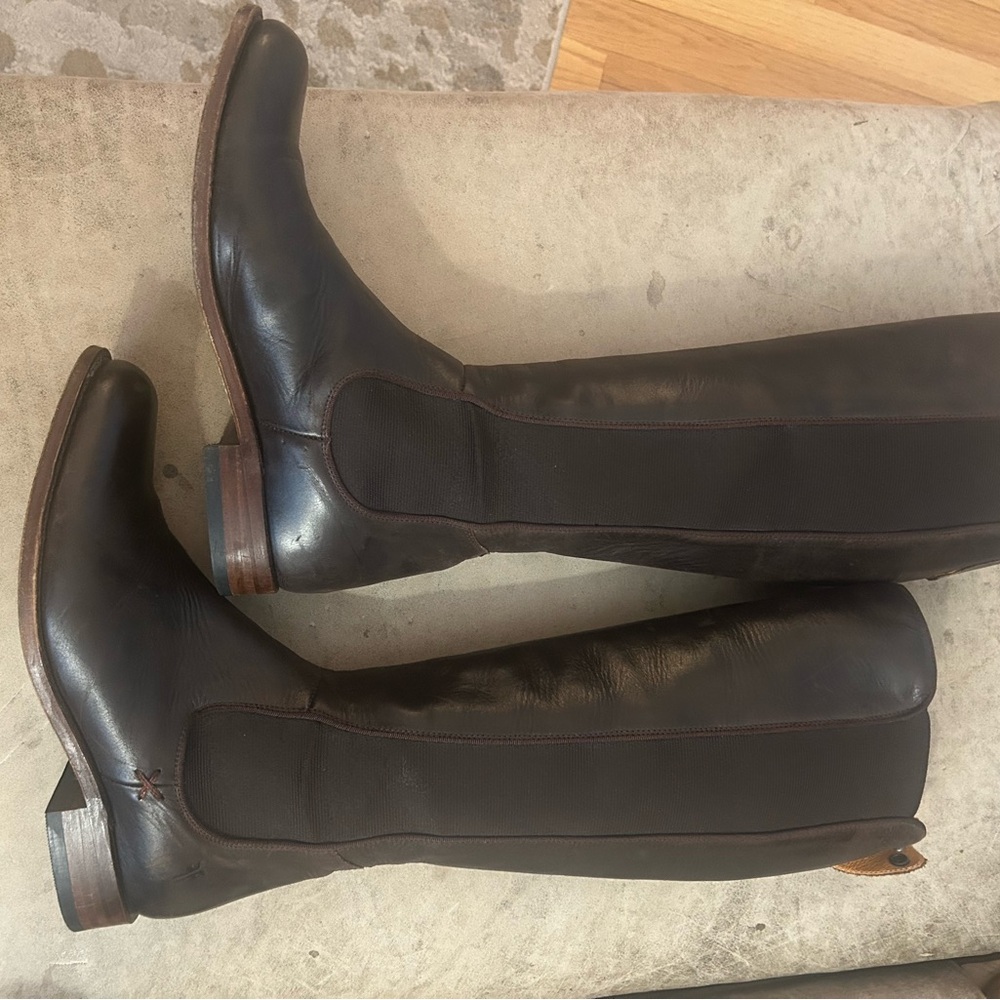 Frye Women’s Elegant Brown Leather Boots - Picture 4 of 6